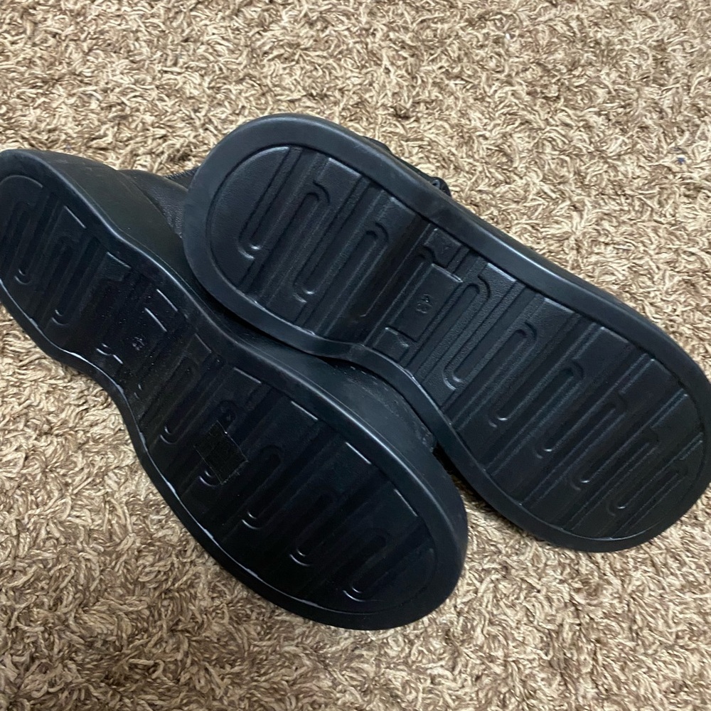 Shoes - Picture 2 of 4